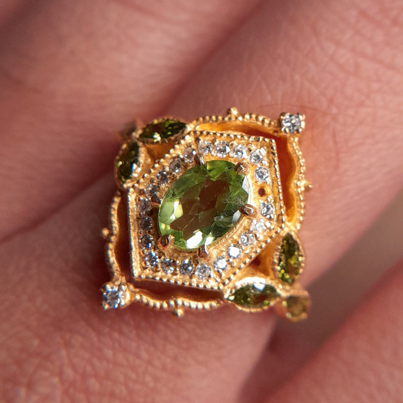 Regal Peridot Ring - djoyr