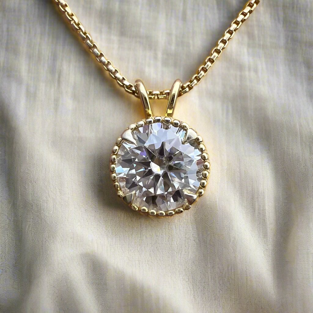 High-quality 4.00-carat round lab-grown diamond, E-F color, VVS clarity, 10.00 mm diameter, with excellent luster and radiant sparkle."