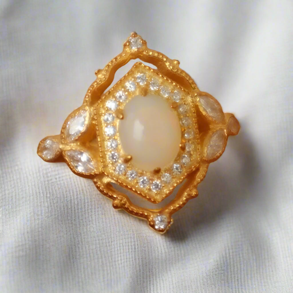 Regal Opal Ring in gold vermiel