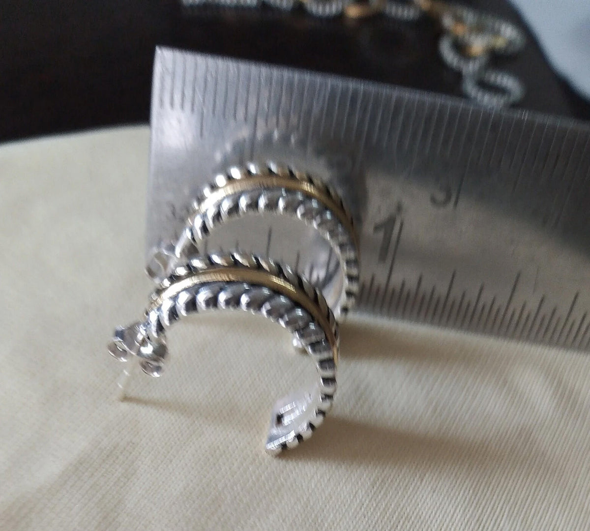 Two-Toned Twisted Heggie Hoop Earrings in 925 Sterling Silver – Unique and Elegant Design