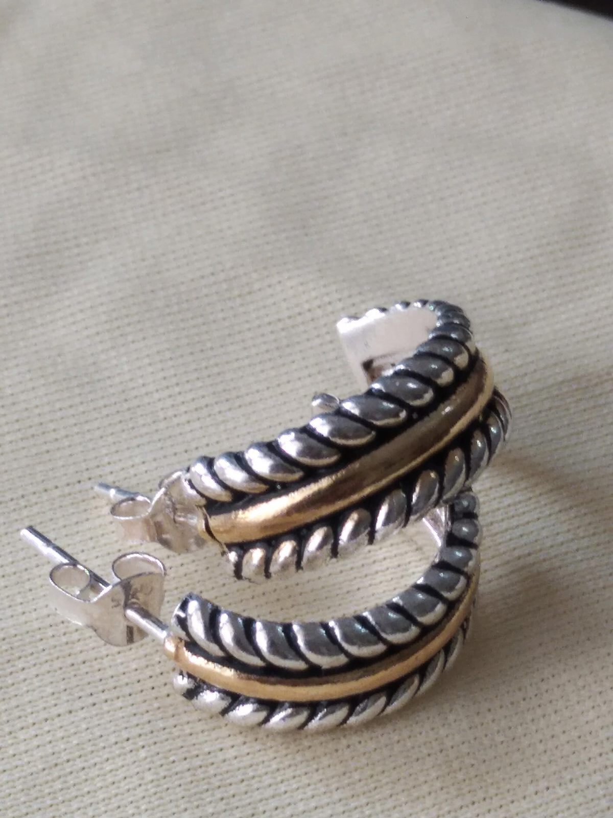 Two-Toned Twisted Heggie Hoop Earrings in 925 Sterling Silver – Unique and Elegant Design