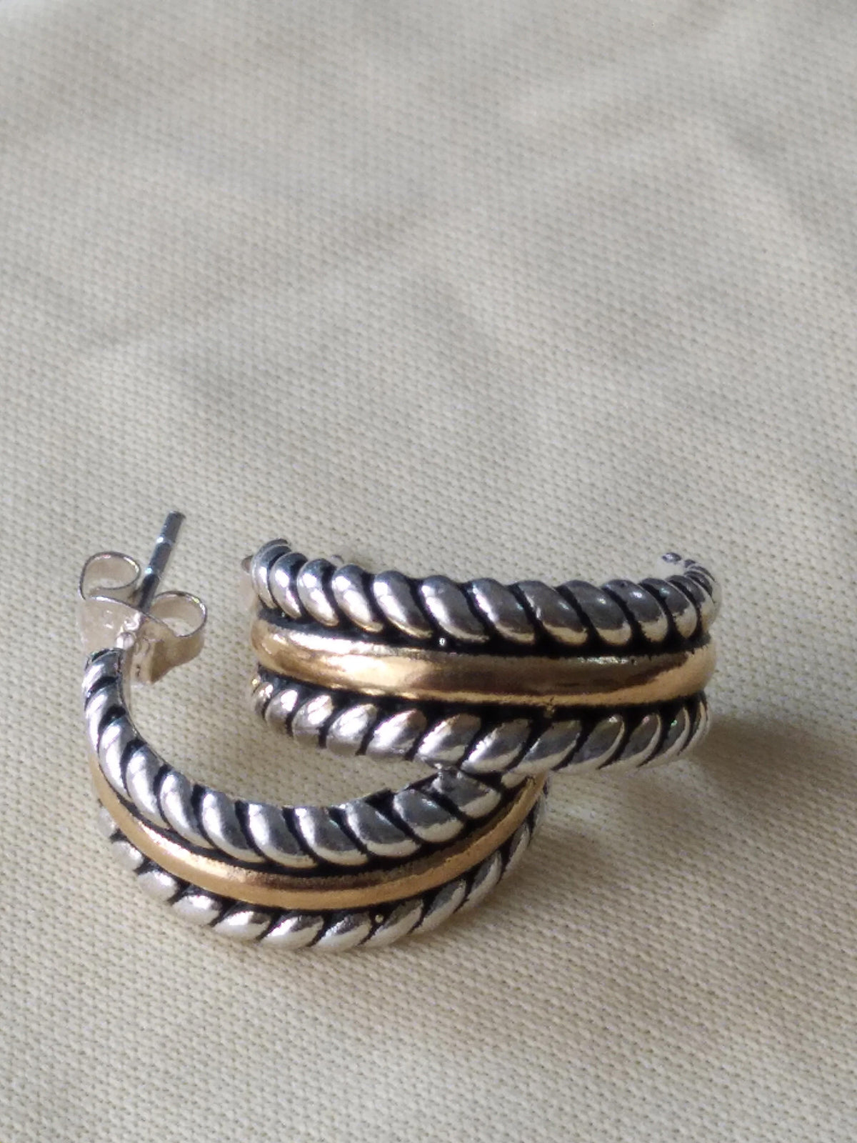 Two-Toned Twisted Heggie Hoop Earrings in 925 Sterling Silver – Unique and Elegant Design