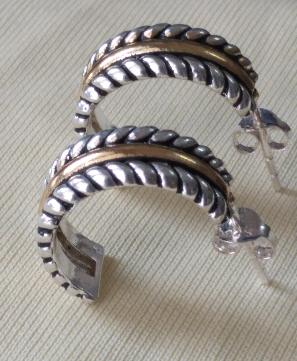 Two-Toned Twisted Heggie Hoop Earrings in 925 Sterling Silver – Unique and Elegant Design