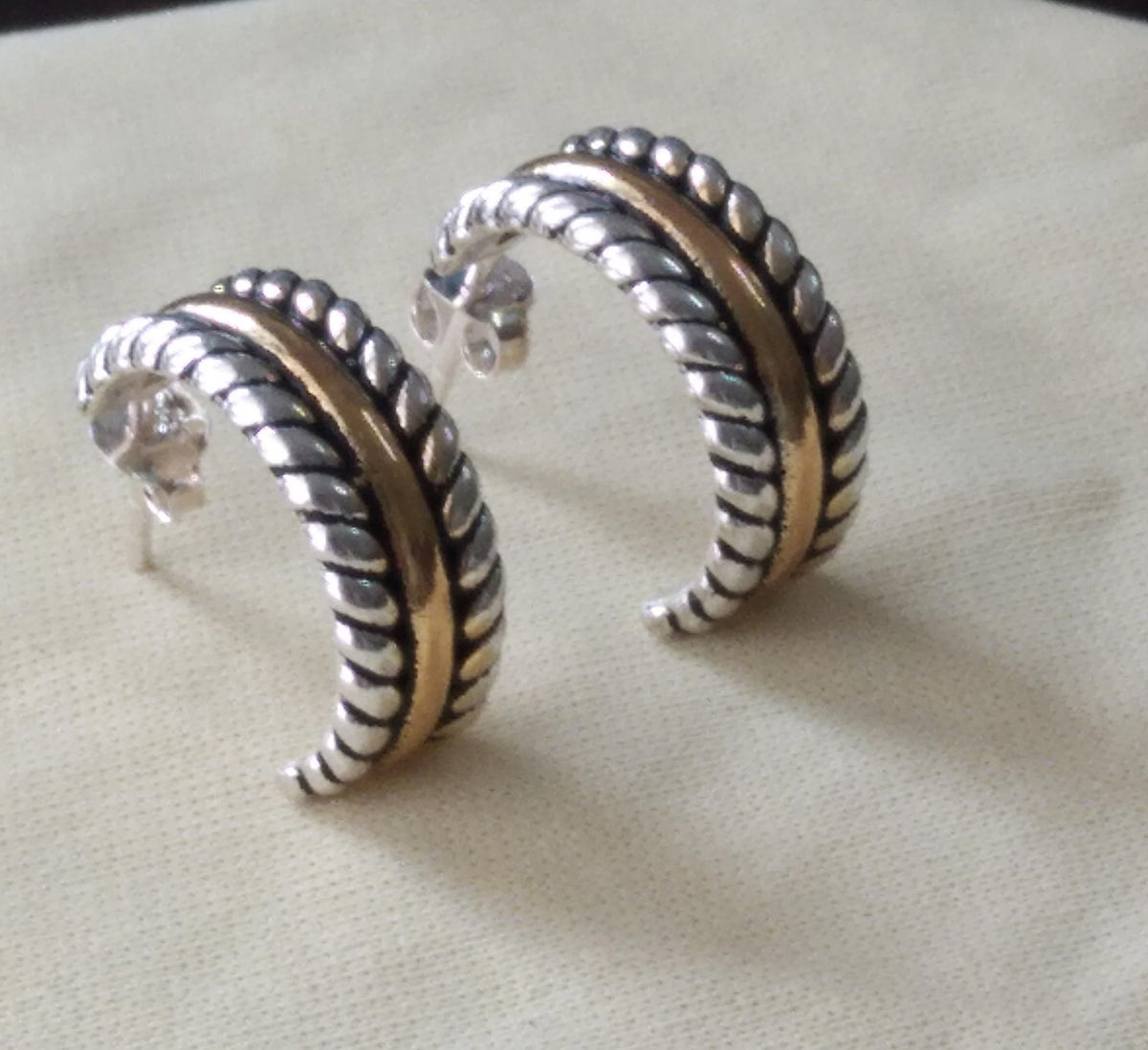 Two-Toned Twisted Heggie Hoop Earrings in 925 Sterling Silver – Unique and Elegant Design