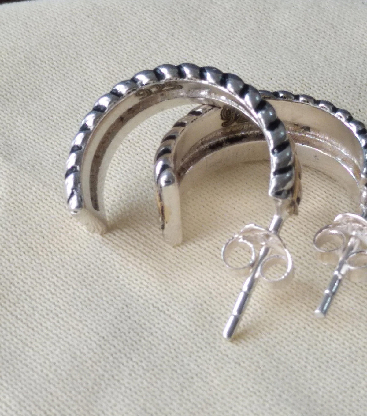 Two-Toned Twisted Heggie Hoop Earrings in 925 Sterling Silver – Unique and Elegant Design