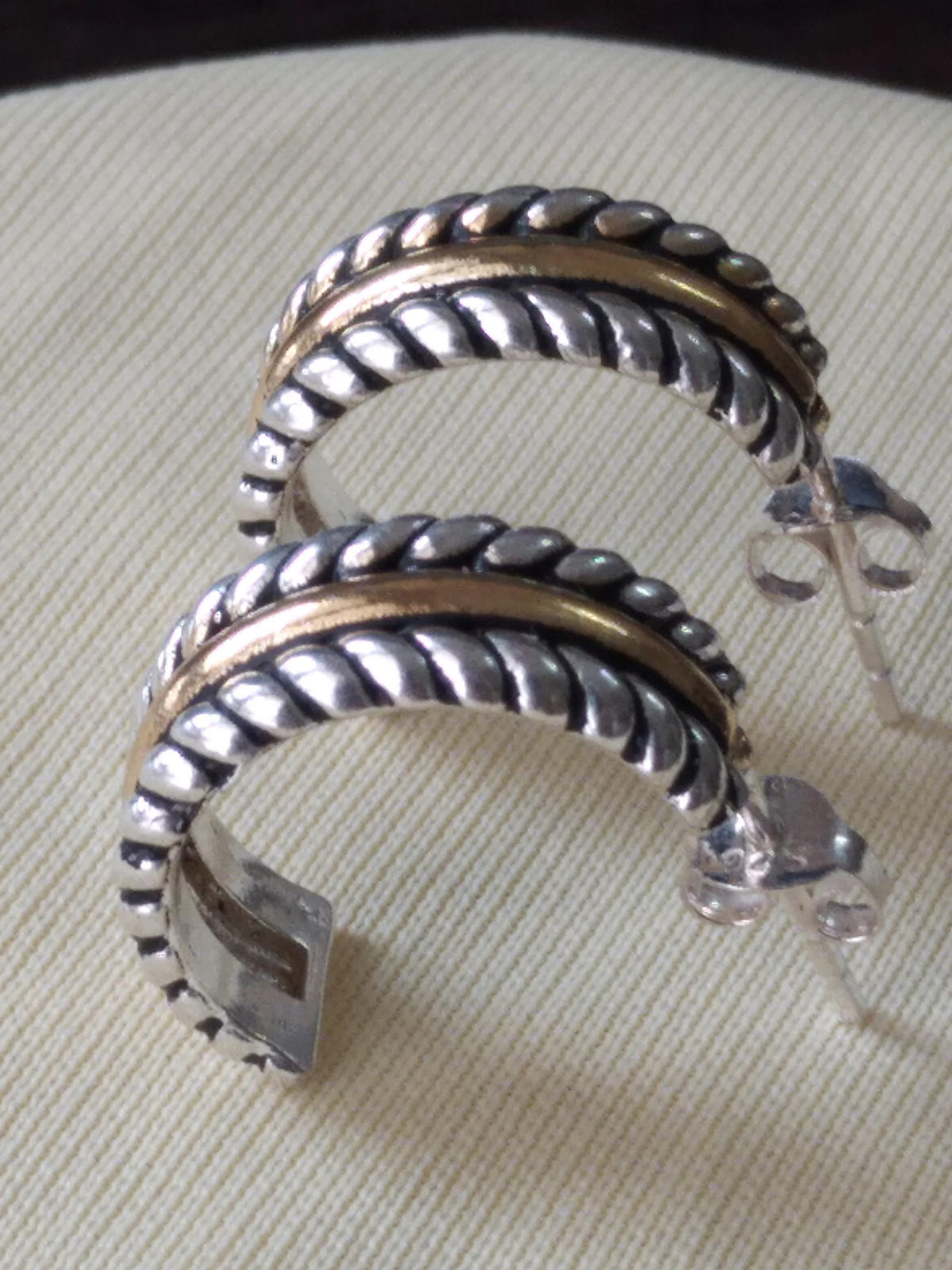 Two-Toned Twisted Heggie Hoop Earrings in 925 Sterling Silver – Unique and Elegant Design